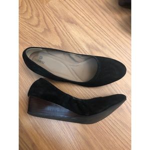 Women’s dress shoes with wood heel